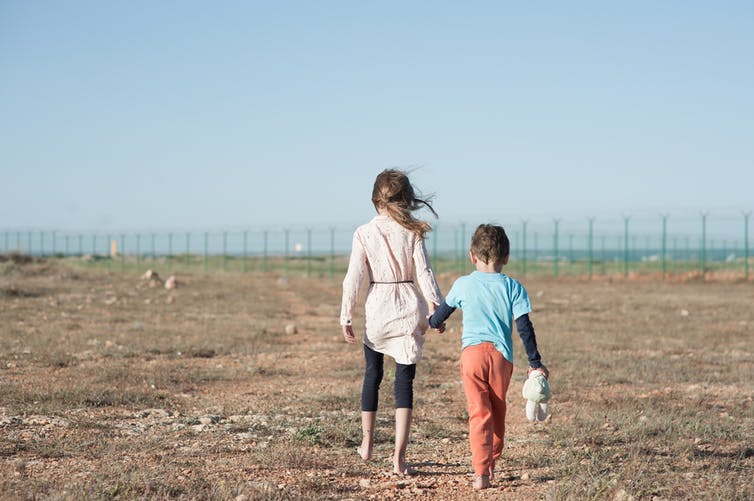 Les guerres et les crises de réfugiés actuelles exposent également des millions d’enfants à des niveaux de traumatisme extrêmement élevés. Shutterstock