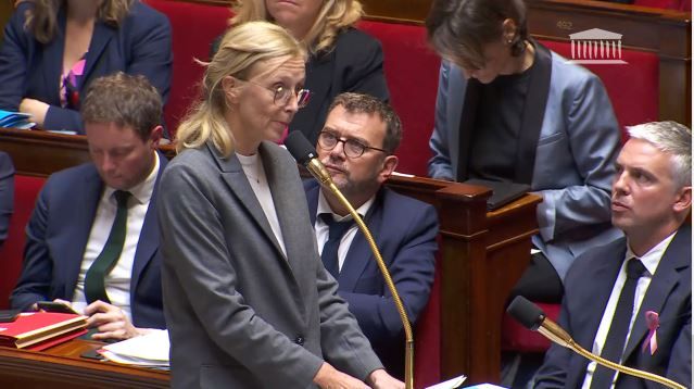 Charlotte Caubel à l'Assemblée nationale le 4 octobre 2022 lors de la séance des questions au gouvernement. capture écran