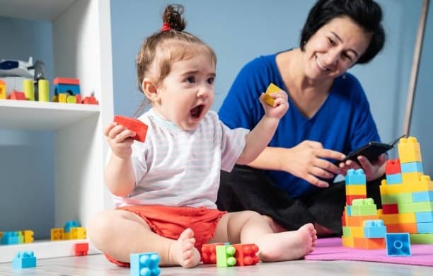 La hausse des places en crèches ne compense pas la baisse de l’accueil individuel, avertit l’UFNAFAAM. © Getty Images
