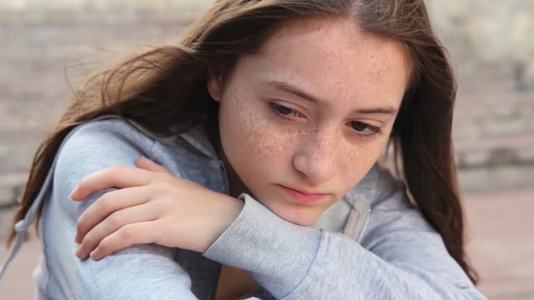 Attendu début 2026, le rapport parlementaire sur l’imprescriptibilité des crimes sexuels sur mineurs doit interroger la capacité de la justice à protéger les victimes.