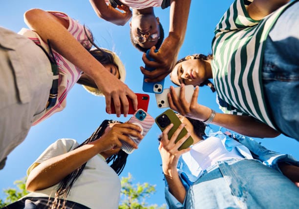 Les réseaux sociaux ne sont plus un outil parmi d’autres, mais un environnement à comprendre, avec leurs codes, leurs émotions et leurs effets de contagion.