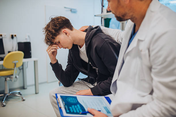 Au 30 juin 2025, l’Éducation nationale ne comptait que 701 médecins scolaires, dont 535 titulaires, pour un total de 60 000 établissements d'enseignement et plus de 12 millions d'élèves. 