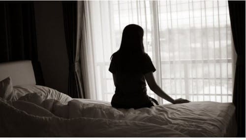 Dans ce circuit de prostitution, les mineurs sont déplacés d’une chambre à l’autre, parfois plusieurs fois par semaine. Les traces s’effacent et toute possibilité de protection se délite.