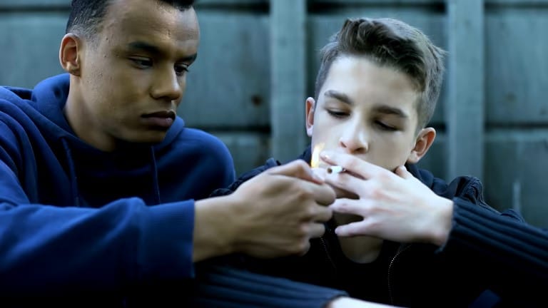 Les substances plus récentes, comme les cigarettes électroniques jetables, la chicha ou le protoxyde d’azote, inquiètent davantage les équipes