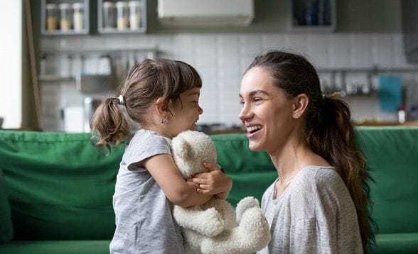 Une assistante familiale ne peut être radiée pour abandon de poste du seul fait de son déménagement hors du département employeur. © Getty Images