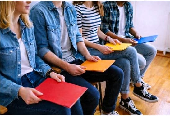 On parle du chômage des jeunes comme d’un bloc. En réalité, le chiffre ne concerne pas tous les 15-24 ans.