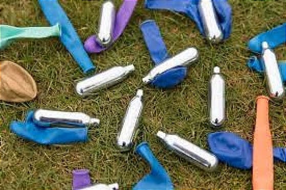 La loi du 1ᵉʳ juin 2021 interdit la vente aux mineurs ainsi que la commercialisation dans les bars et les débits de tabac. 