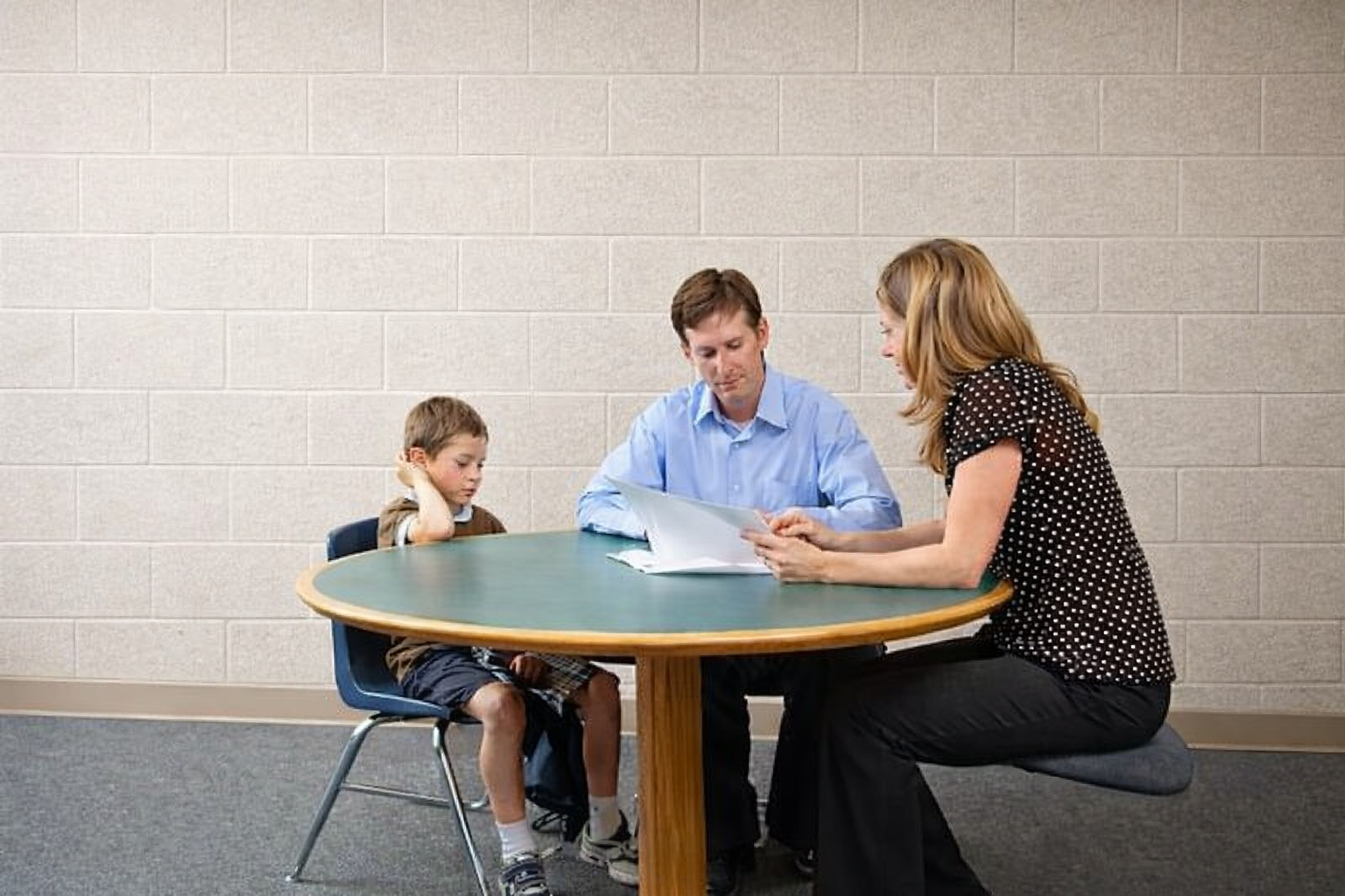 La visite en présence d'un tiers (VPT) vise à « protéger, à accompagner et à évaluer la relation entre l'enfant et son ou ses parents 