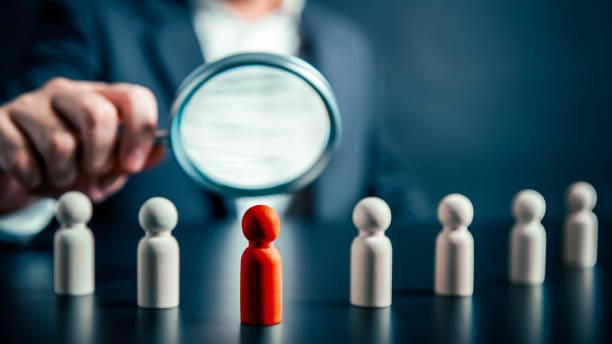 La question du contrôle des antécédents judiciaires des personnes intervenant auprès de mineurs revient régulièrement dans les débats parlementaires.