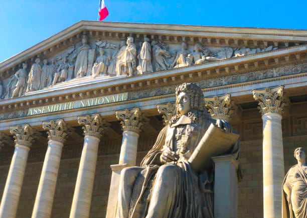 La proposition de loi s’appuie sur un travail collectif important. Elle est issue de «   140 mesures » élaborées avec plus de 150 associations féministes et enfantistes 