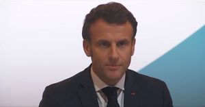 Emmanuel Macron lance un "laboratoire" pour la protection de l’enfance en ligne
