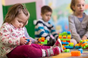 Stratégie contre la pauvreté :  l'objectif de création de places de crèches en quartiers prioritaires n’a pas été atteint