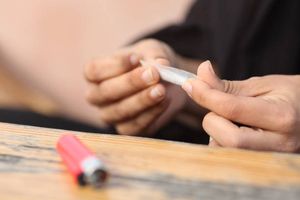 Jeunes et addictions : 
un guide pour mettre en place une stratégie d’intervention précoce au sein des établissements de la PJJ