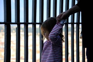 Projet de loi immigration : les associations réclament "l’interdiction stricte" de l’enfermement administratif des enfants