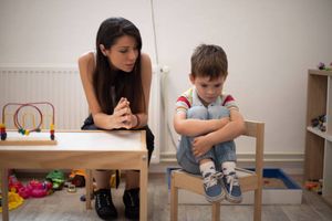 Selon Autisme France, "encore trop de travailleurs sociaux confondent les signes de l’autisme avec ceux de la maltraitance"