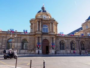 Mineurs isolés étrangers : le Sénat donne un tour de vis au projet de loi immigration