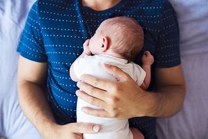 Le congé paternité est de plus en plus utilisé par les hommes, mais des inégalités demeurent