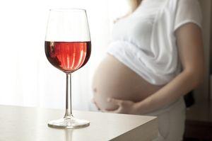 Grossesse et alcool : "Certaines croyances erronées circulent toujours", constate Santé Publique France