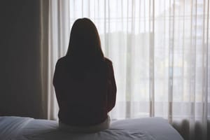 Une ancienne enfant de l'ASE placée à l'hôtel témoigne :  « Même un chien on ne le met pas ici »
