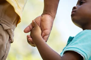 Adoptions internationales : le gouvernement admet des « manquements collectifs »