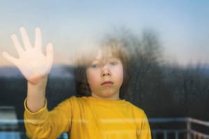 Maltraitance physique chez l’enfant : l'Académie de médecine recommande d'intégrer un temps de pédopsychiatrie aux UAPED