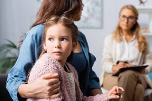 Protection de l'enfance : la CNAPE publie une fiche sur les « visites en présence d’un tiers »