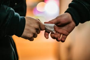 Mineurs et narcotrafic : ce que prévoit la loi adoptée en juin 2025