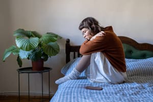 Hébergement dérogatoire des jeunes de l’ASE : le Conseil d’État oblige l’État à revoir sa copie