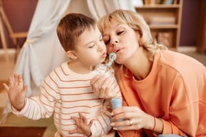 Autisme : la stratégie 2023-2027 accusée de manquer de moyens