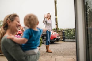 Crise des assistantes maternelles : l’IGAS propose un métier unique de la petite enfance