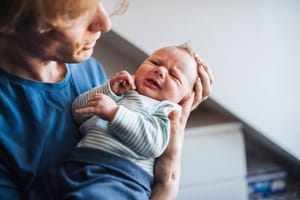 « Un choc à 160 km/h » : l’exécutif interpellé sur le drame des bébés secoués