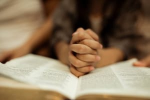 Protection de l’enfance et liberté religieuse : jusqu’où un employeur peut-il sanctionner ?