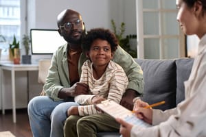 Espaces de rencontre parents/enfants : une activité en forte hausse, un accès encore inégal