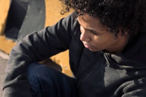 L’enfance en exil : les mineurs non accompagnés face au système français