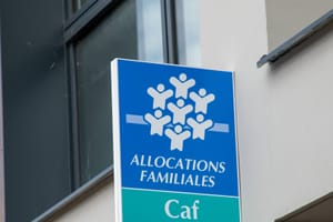 Allocations familiales : la majoration décalée de 14 à 18 ans suscite de vives critiques