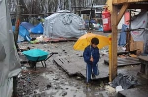 À Calais et Dunkerque, la hausse des femmes et des enfants dans les campements