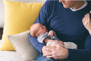 Congé de paternité : 81 % des pères l’utilisent, quatre ans après la réforme