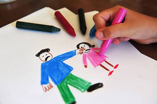 Un livre blanc pour "porter au plus haut" la parole des enfants exposés aux violences conjugales