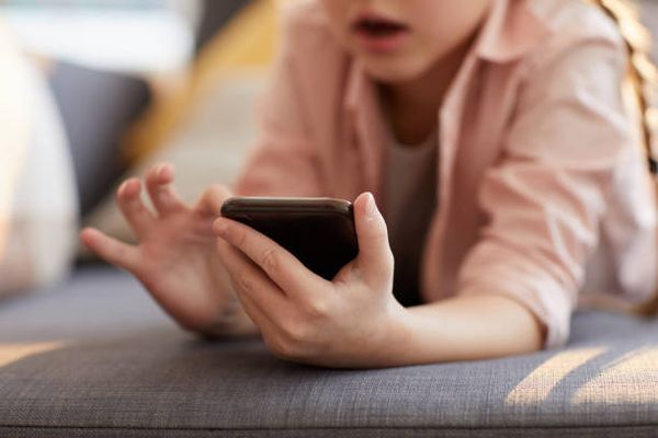Près de deux Français sur trois âgés de 18 ans ont subi au moins un type de préjudice sexuel en ligne pendant leur enfance