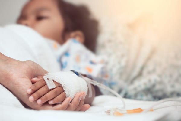 Création d'un statut de parent d'enfant gravement malade : « pas nécessaire » juge le ministère de la Santé