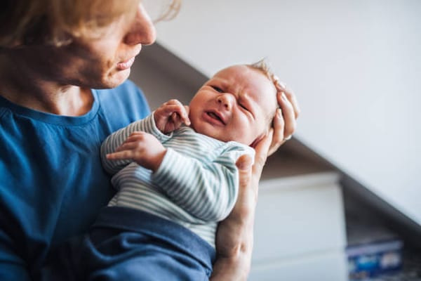 « Un choc à 160 km/h » : l’exécutif interpellé sur le drame des bébés secoués