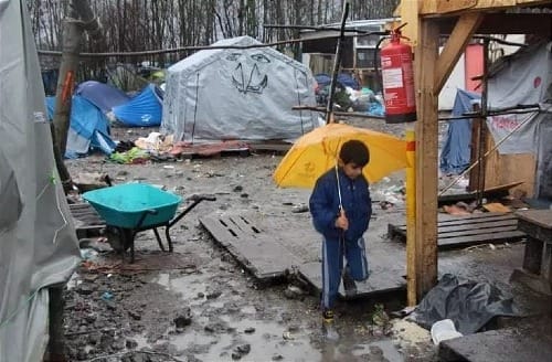 À Calais et Dunkerque, la hausse des femmes et des enfants dans les campements