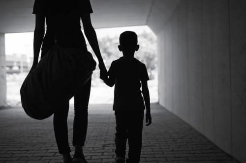 Enfants sans logement : l’État sommé d’expérimenter une réponse territoriale