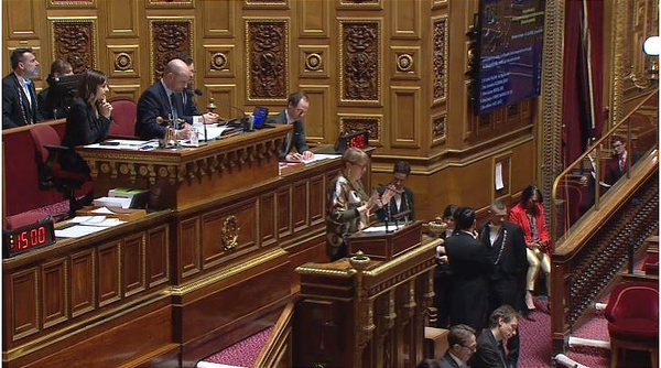 École inclusive : la fonctionnarisation des AESH écartée par le Sénat