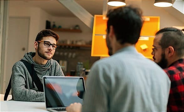 Contrat d’engagement jeune : quand l'accompagnement devient contrôle