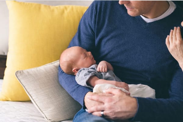 Congé de paternité : 81 % des pères l’utilisent, quatre ans après la réforme