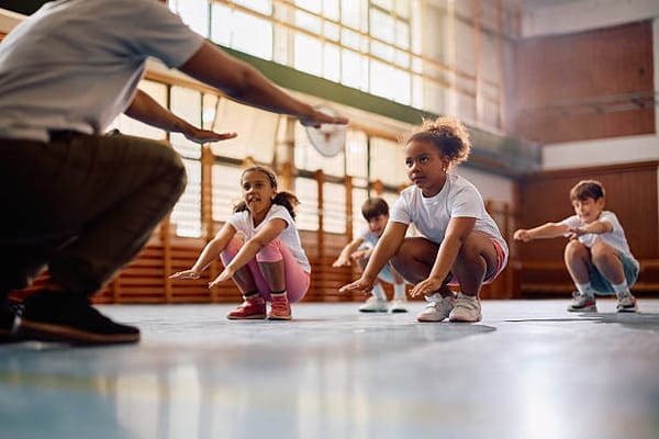 Éducateurs sportifs et animateurs : peuvent-ils revenir auprès des mineurs après une suspension ?